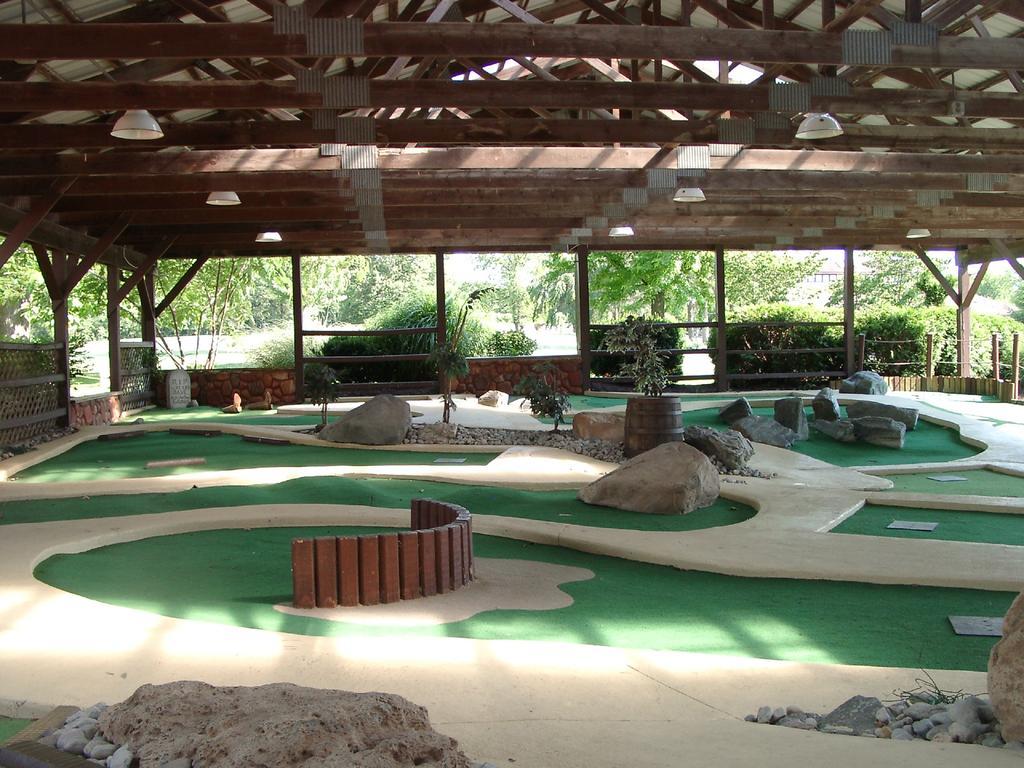 Circle M Camping Resort Screened Park Model 27 Wabank Dış mekan fotoğraf